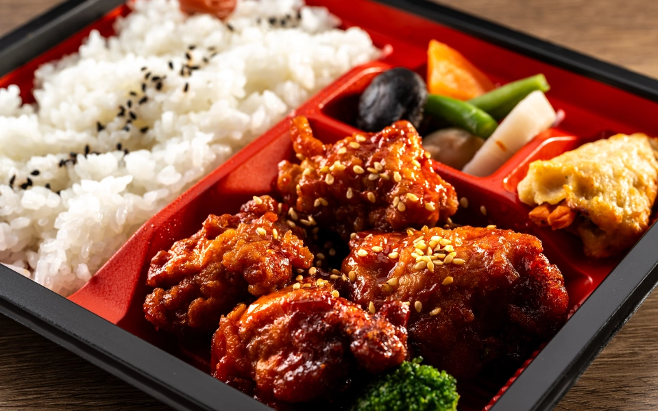 総料理長監修の本格的な冷凍弁当（ヤンニョムチキン）