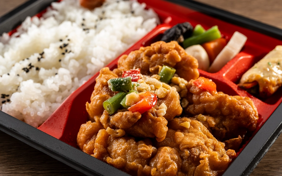 総料理長監修の本格的な冷凍弁当（鶏とカシューナッツ炒め）