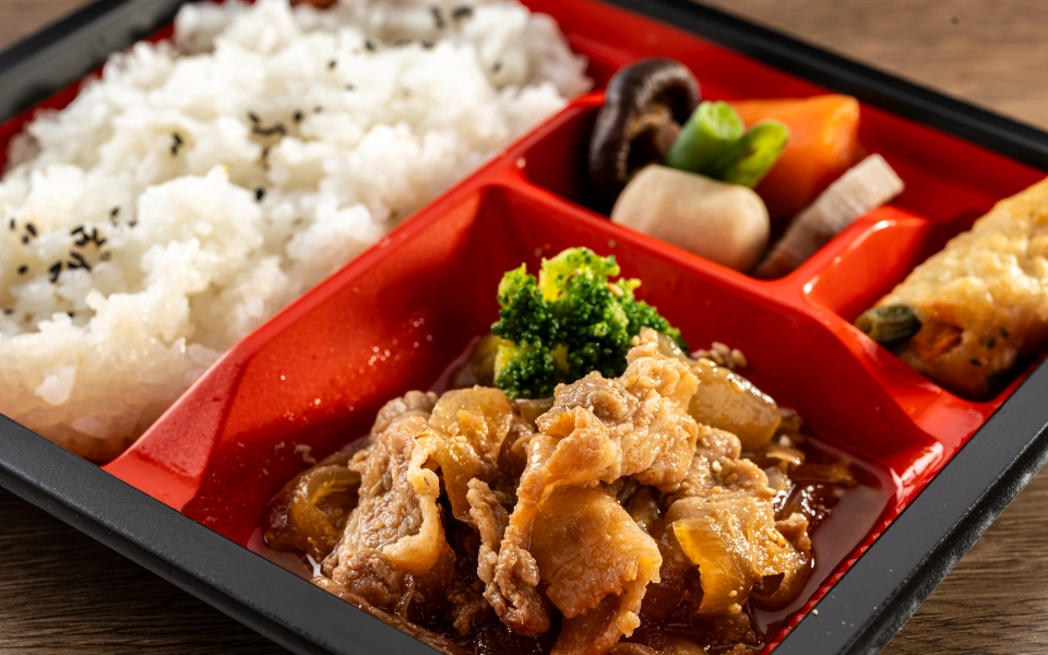 総料理長監修の本格的な冷凍弁当（生姜焼き）